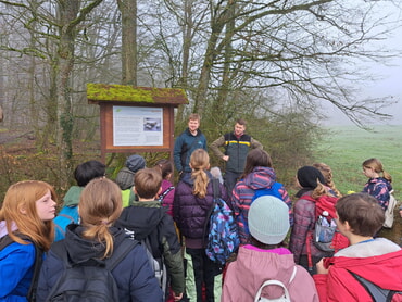 Die Förster begrüßen die Schulklassen am Waldrand